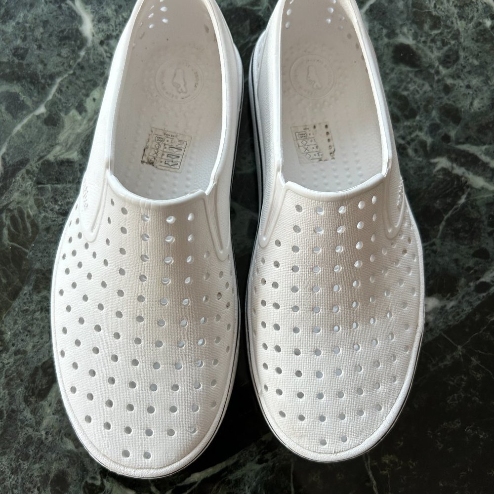 Boys Like New White Native Shoes Miles Slip On - Size 5 Big Kid - Picture 3 of 8